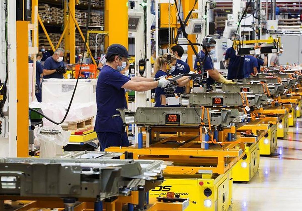 Varios operarios trabajando en la planta de Stellantis de Vigo