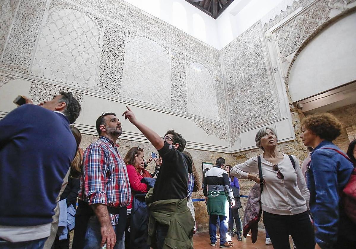 Turistas visitando la Sinagoga de Córdoba