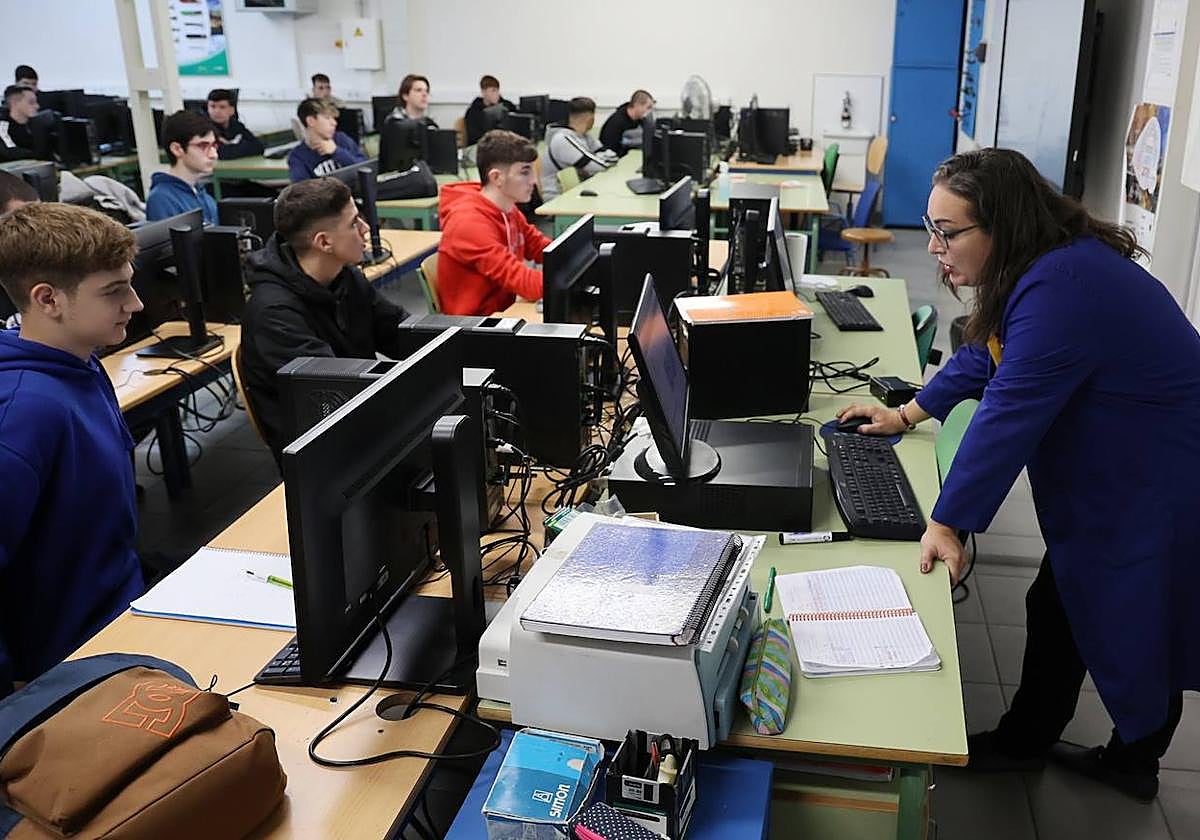 Una profesora con alumnos en un ciclo de FP Dual del Instituto Maimónides de Córdoba