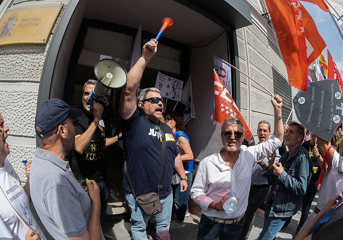 Los funcionarios de Justicia continúan encerrados en el ministerio tras casi once horas
