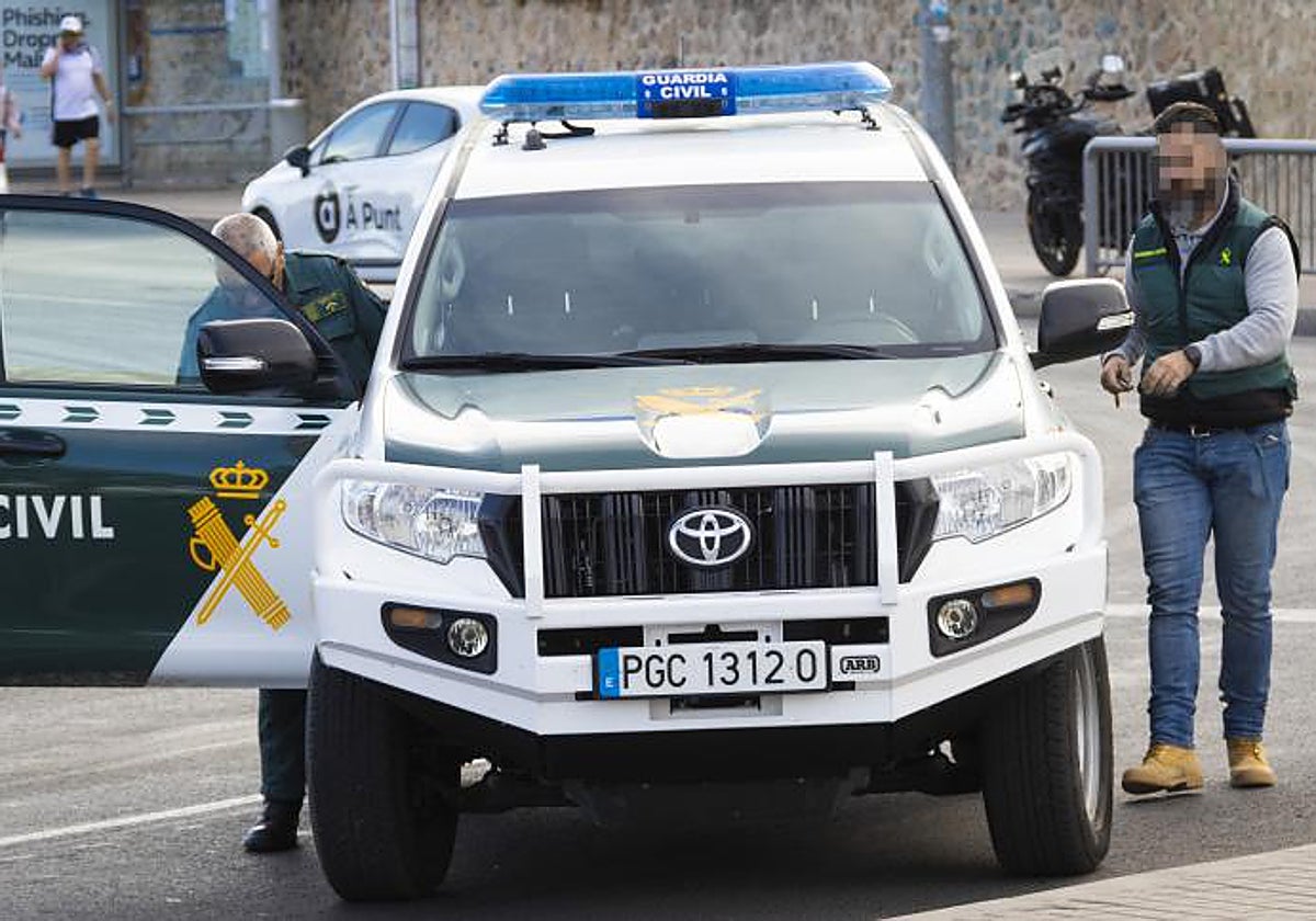 Efectivos de la Guardia Civil en un coche patrulla