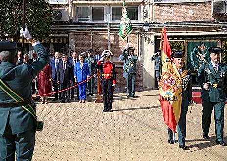 Imagen secundaria 1 - La alcaldesa de Toledo, Milagros Tolón, y el delegado del Gobierno en Castilla-La Mancha, Francisco Tierraseca, entregan medallas con distintivo blanco. El guardia civil con más condecoraciones de la Comandancia de Toledo portó la bandera nacional durante el acto. El general Francisco Javier Cortés charla con el concejal electo y posible nuevo alcalde de Toledo  