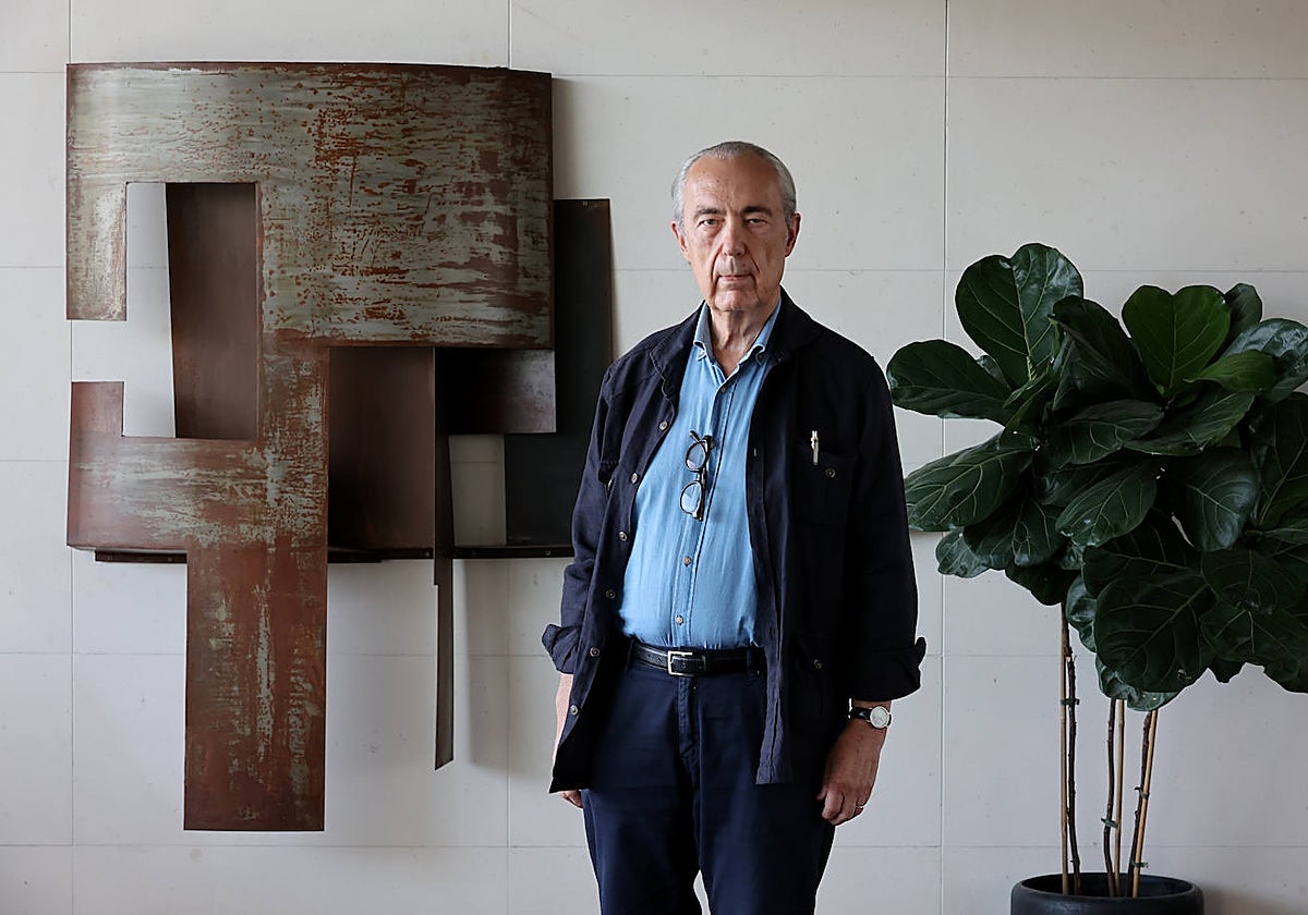 Luis Alberto de Cuenca, galardonado con el Premio de Poesía Gil de Biedma, en una imagen de archivo