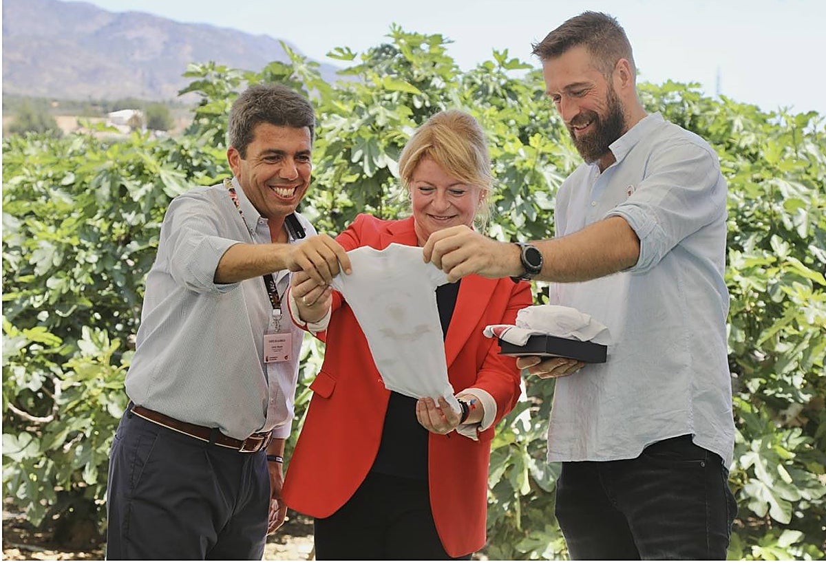 Mazón ratifica su compromiso con el reto del agua en el arranque de la temporada de la breva colar de Albatera