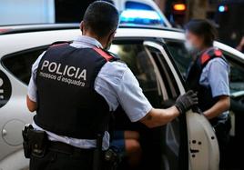 Detienen a una mujer en Barcelona por matar presuntamente a su padre en el domicilio que compartían