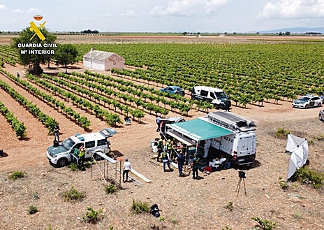 Imagen secundaria 1 - Fotografías de las labores que la Guardia Civil está desarrollando en la finca donde ha encontrado huesos