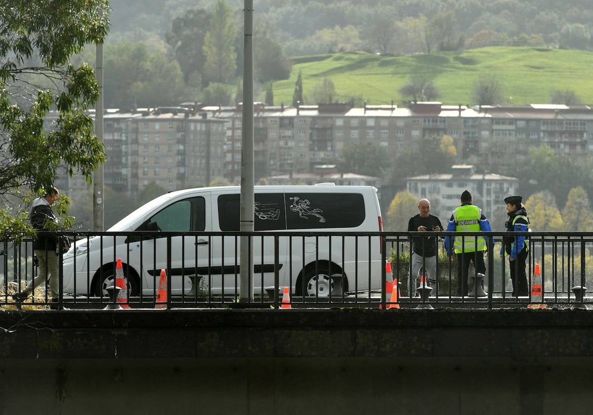 La policía francesa realiza un control fronterizo en la carretera que une irún y Hendaya