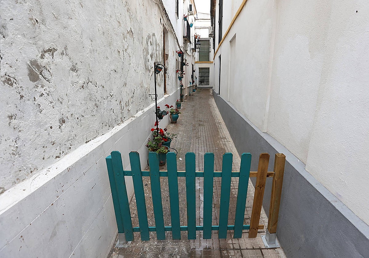 Calleja del Baño, con una valla