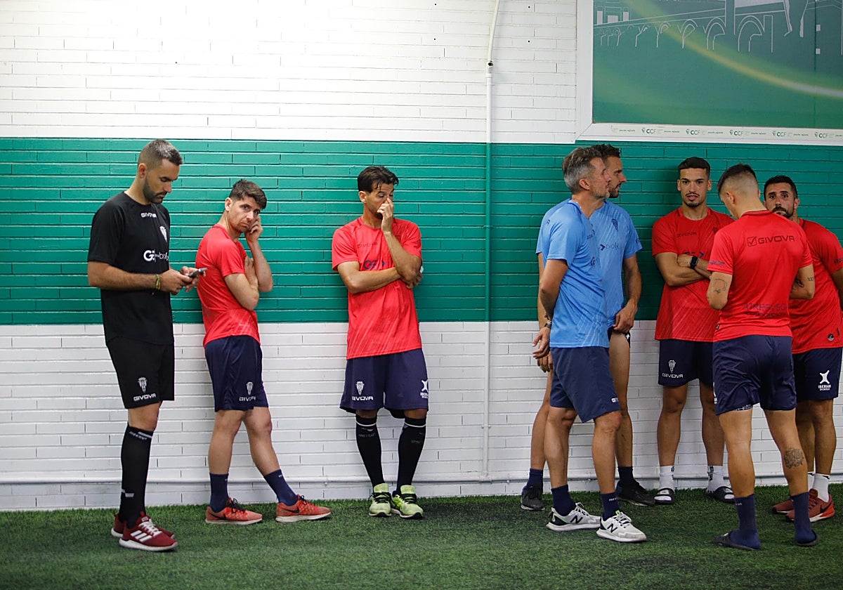 Jugadores y técnicos del primer equipo, en el túnel de vestuarios