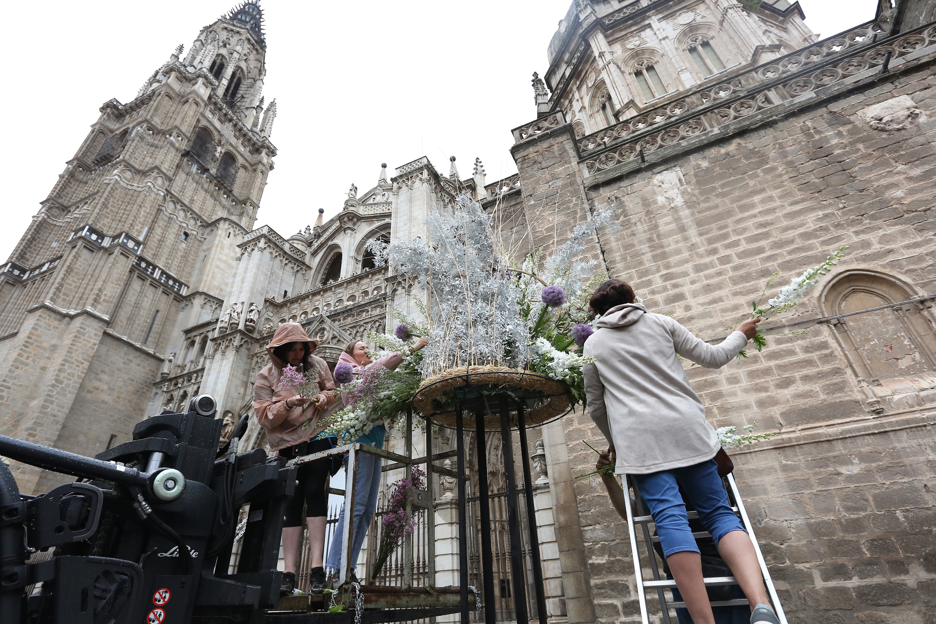 Todas las imágenes de la Ofrenda Floral del lluvioso Corpus toledano