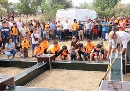 Polémica en un colegio de Badajoz por un taller de caza que incluía trocear un jabalí