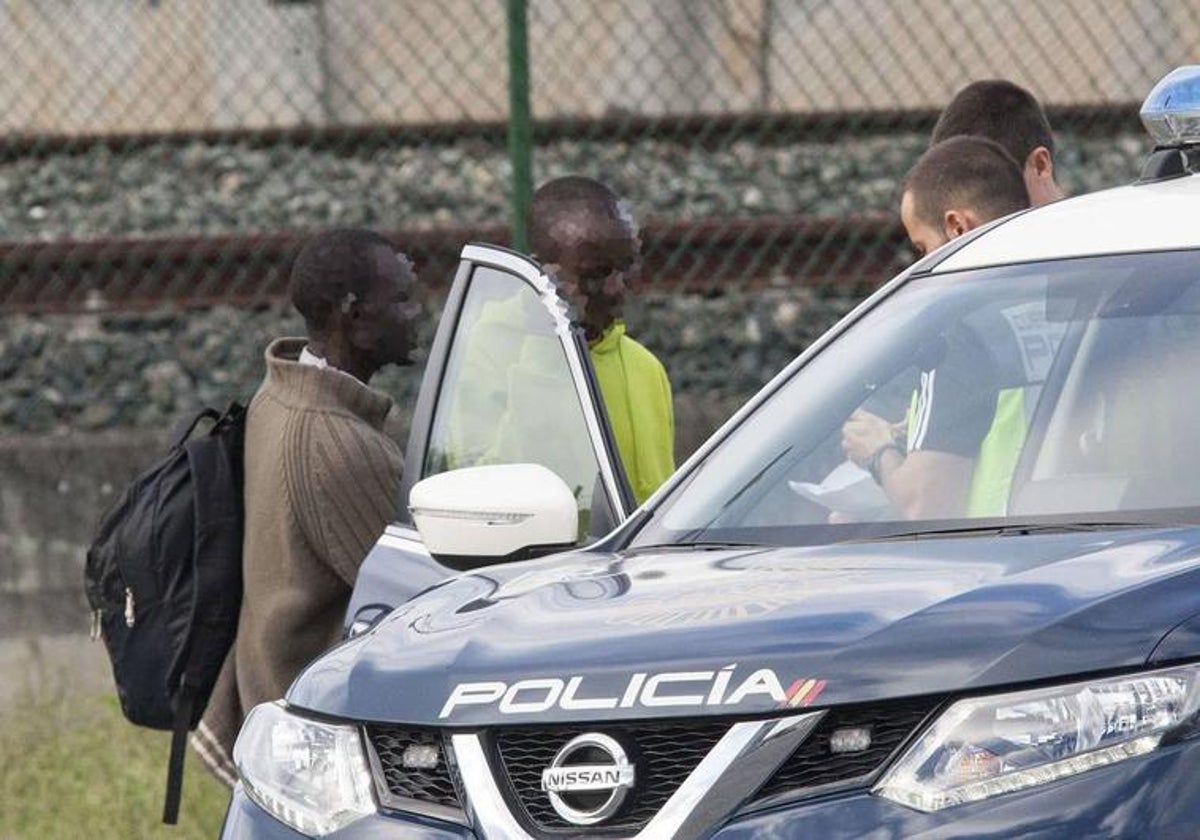 Agentes de la Policía Nacional identifican a dos migrantes en la frontera de Irun