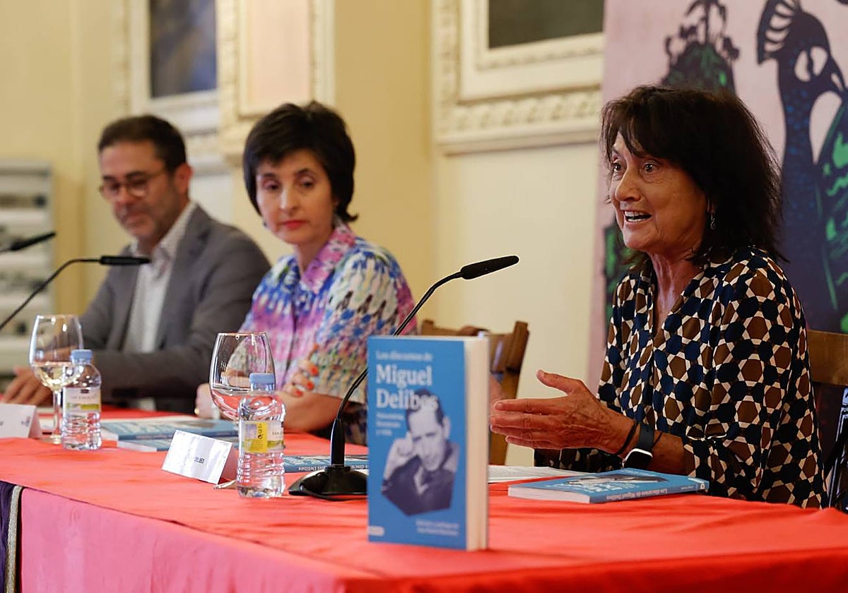 Elisa Delibes interviene en la presentación del libro en presencia de la editora Ana María Martínez y director editorial de Destino, Emili Rosales