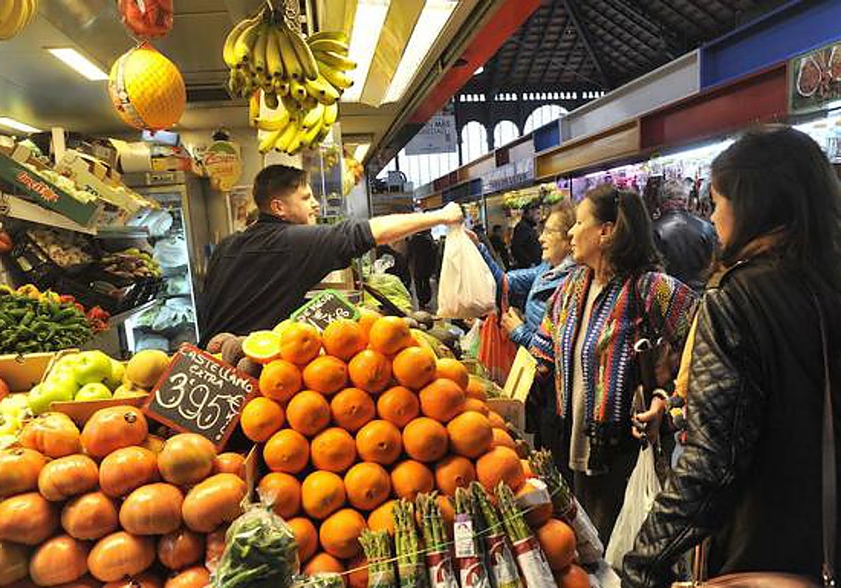 Clientes en un puesto del Mercado de Atarazanas de Málaga