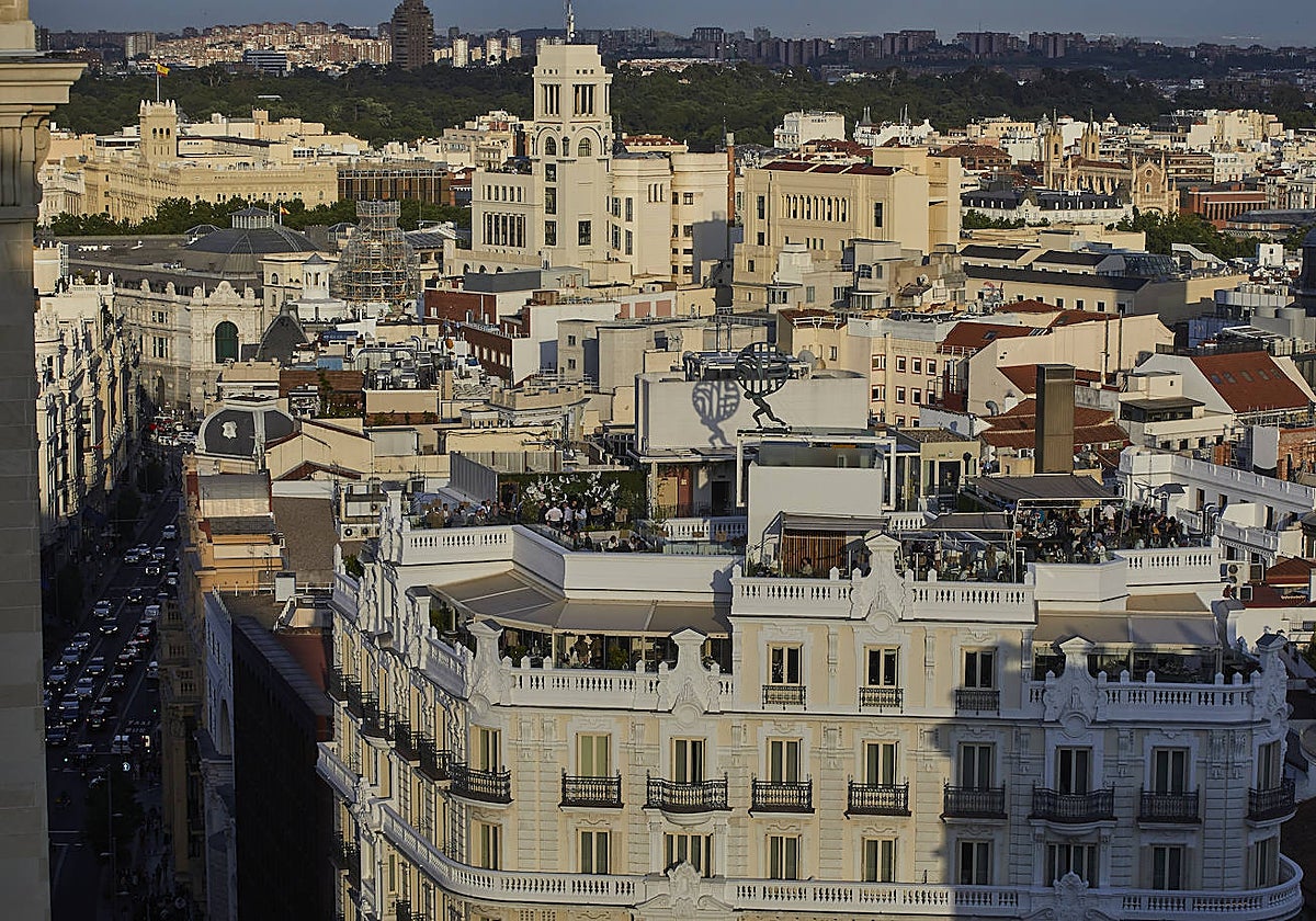Madrileños disfrutando de las azoteas de la Gran Vía