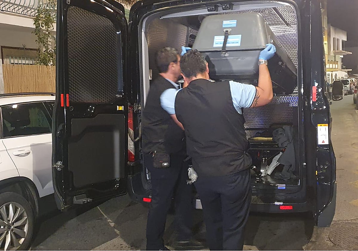 La funeraria en el lugar donde apareció el cuerpo