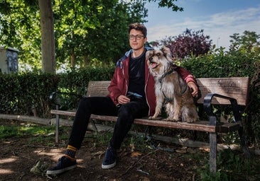 Dos encapuchados encañonan con una pistola a un joven y le agreden a culatazos para robarle su viejo iPhone