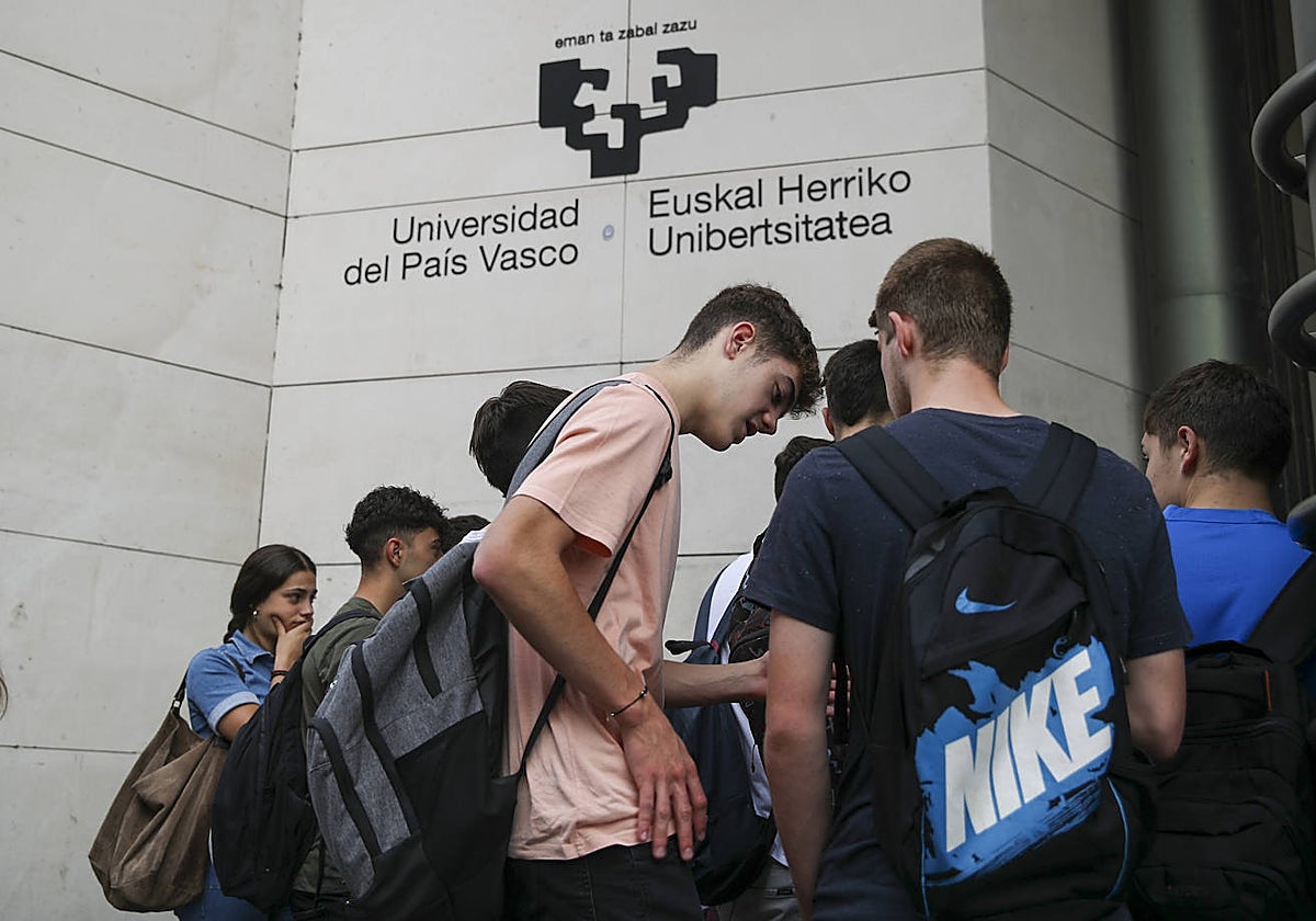 Varios alumnos dan el último repaso en Bilbao antes de entrar a los exámenes