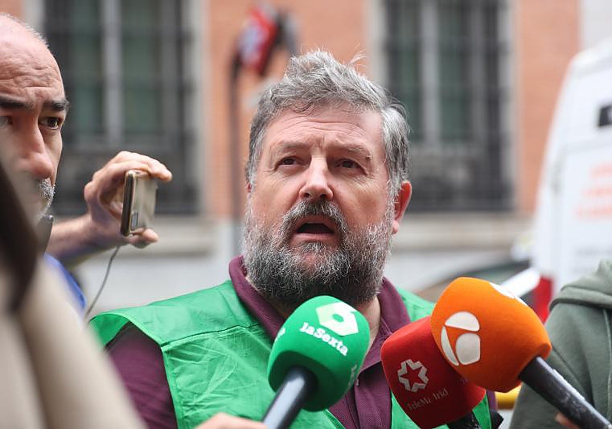 El portavoz de CSIF, Javier Jordán, ofrece declaraciones a los medios mientras continúa el encierro de los funcionarios en el Ministerio de Justicia