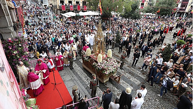 La bendición y la alocución del arzobispo de Toledo frente a la Custodia de Arfe