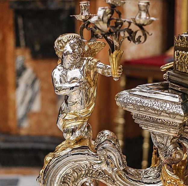 Uno de los ángeles de la peana de la Custodia, que sostiene un candelabro con forma de flores