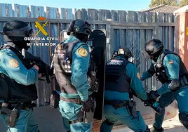 La Guardia Civil busca a cuatro vigilantes de un almacén de droga en Gerona tras disparar contra los agentes