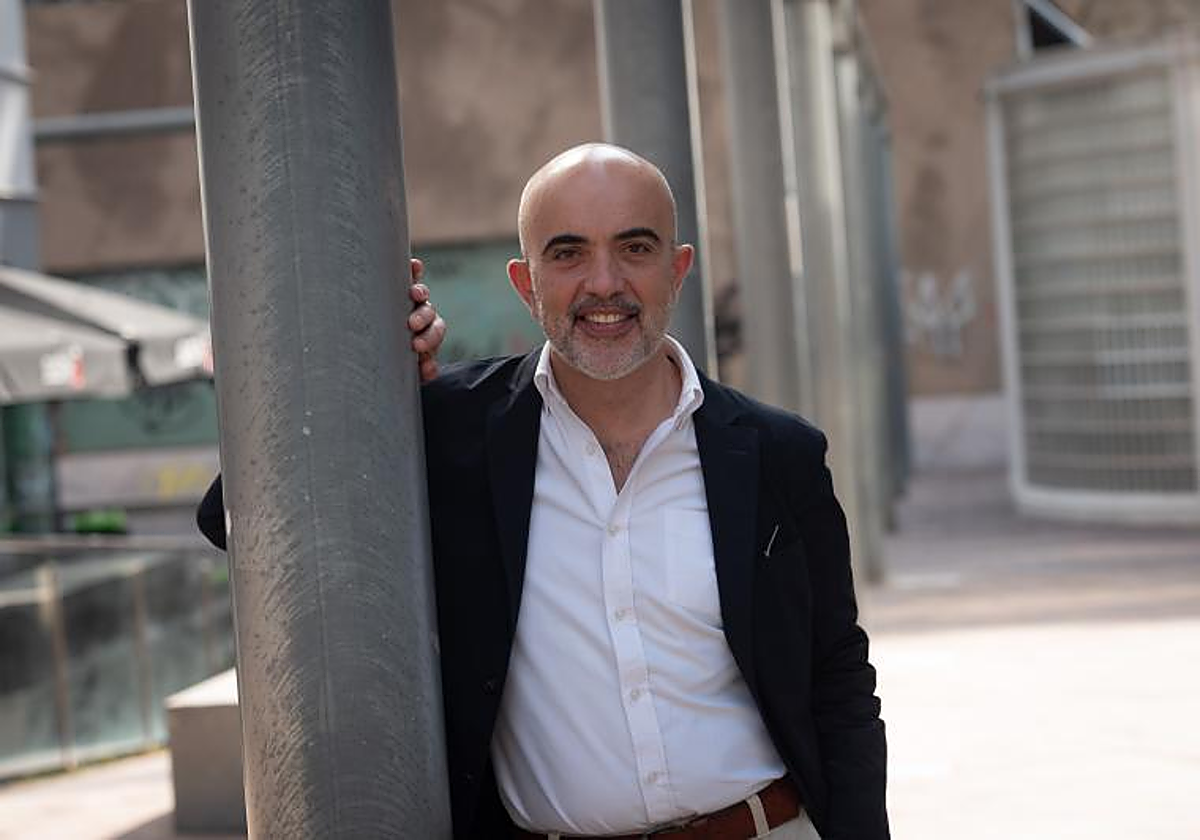 Daniel Sirera, líder del PP de Barcelona, posando para ABC antes de una entrevista en mayo