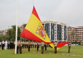 El acto militar de izado de la bandera de España en Córdoba, en imágenes