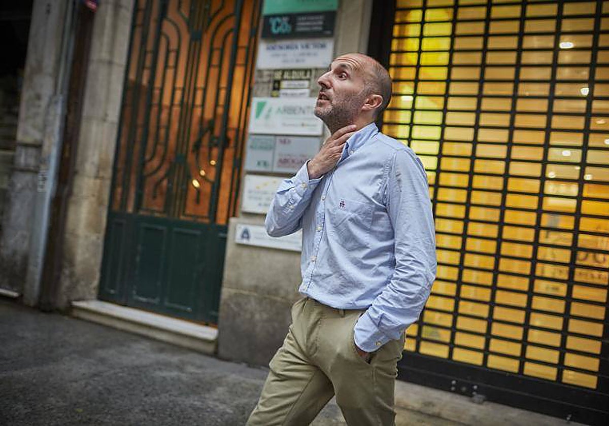 Gonzalo Pérez Jácome, tras realizar el seguimiento electoral del 28M, frente a la sede de Democracia Ourensana