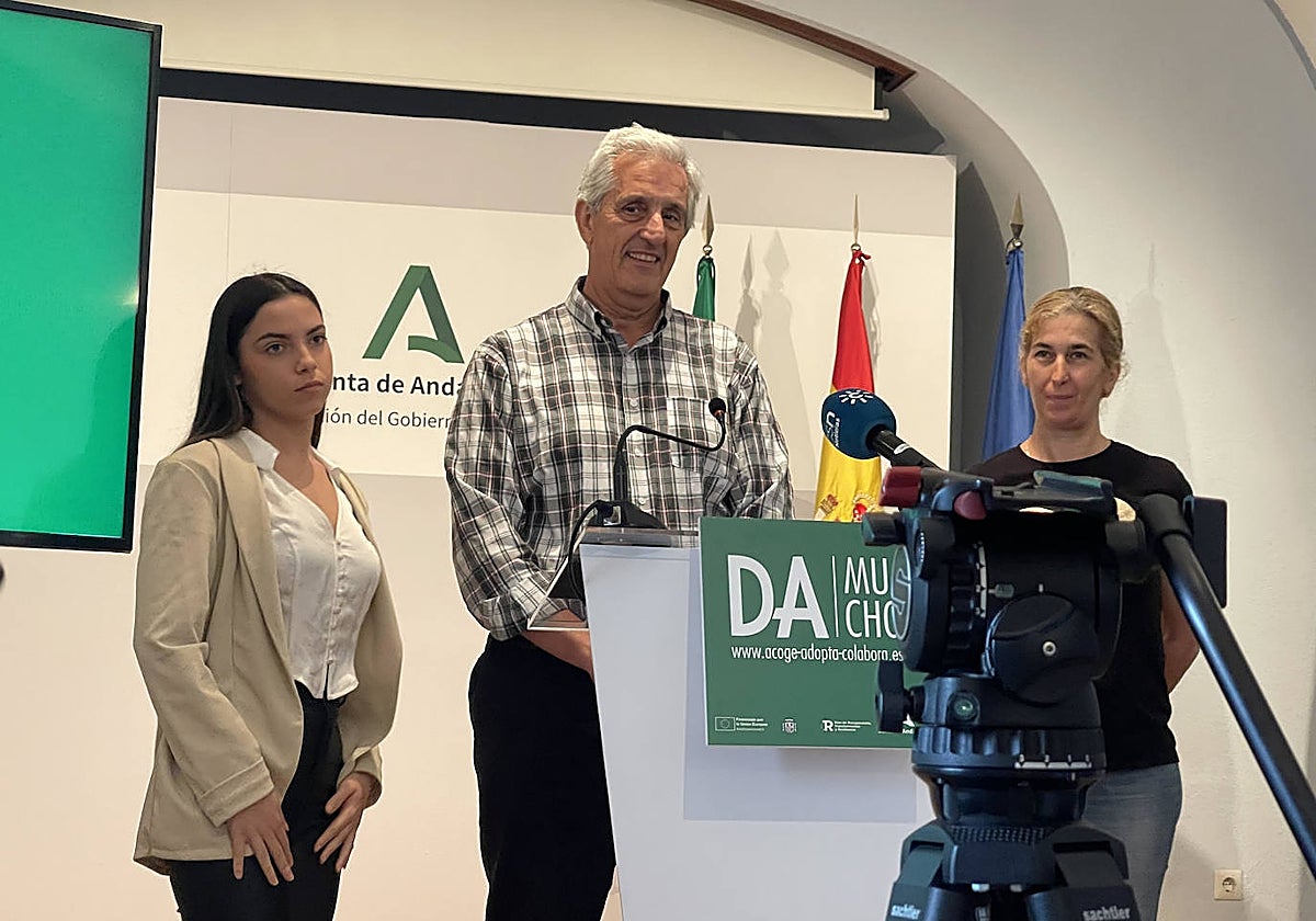 Luis, padre de una familia de acogida de Córdoba, junto a su mujer y  una chica acogida en Lucena