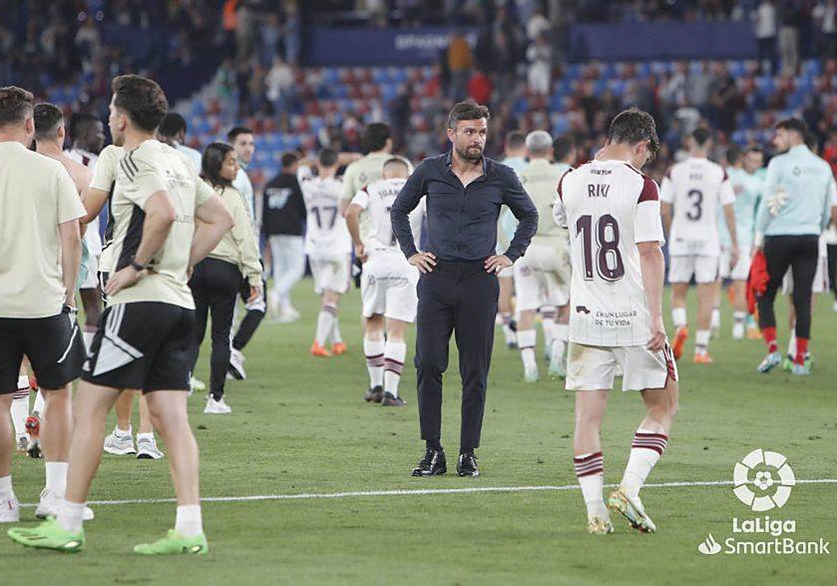 El entrenador, Rubén Albés, lamenta la derrota entre sus jugadores