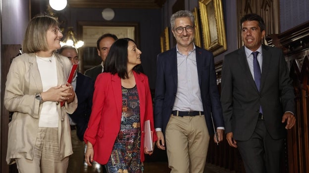 Imagen de María José Salvador, Rebeca Torró, Arcadi España y Carlos Mazón este jueves en las Cortes Valencianas