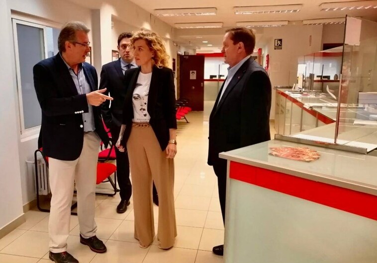 Visita de la directora general de Vivienda de la Junta de Castilla y León, María Pardo, a la oficina antiocupación en León