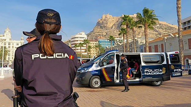 Imagen de archivo de varios agentes de la Policía Nacional en Alicante