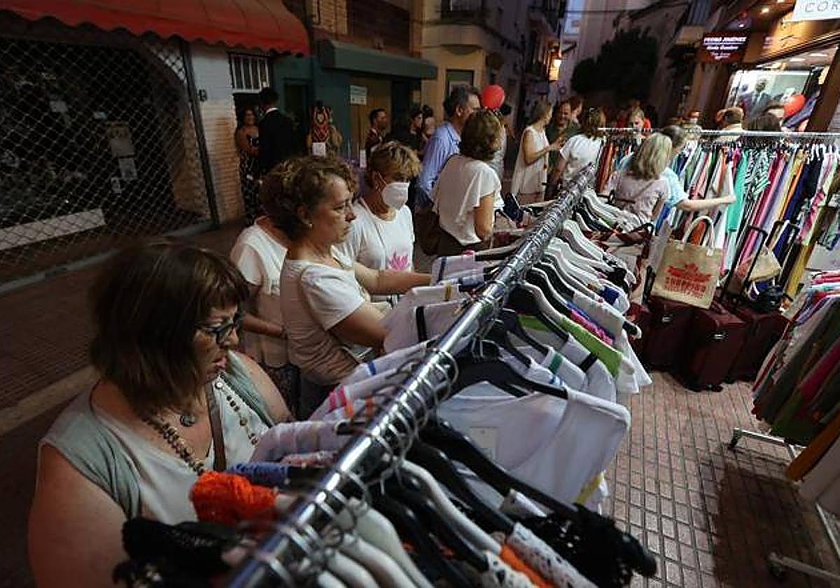 Compradores en la pasada Shopping Night de Córdoba