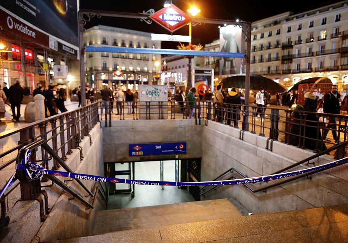 Imagen de archivo de la estación de Metro de Sol cerrada
