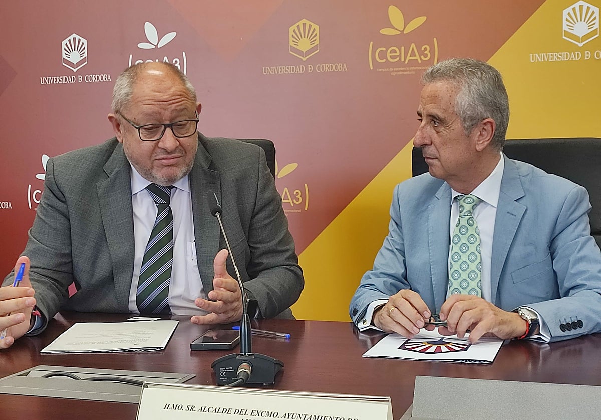 Torralbo y Pérez, en la firma del acuerdo