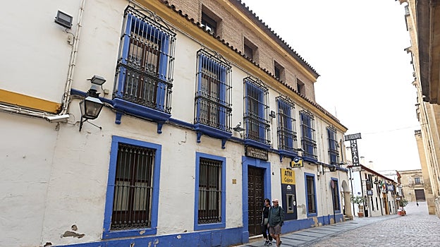 Fachada principal del antiguo Hostal El Triunfo integrado en este nuevo proyecto hotelero de SmartRental Group