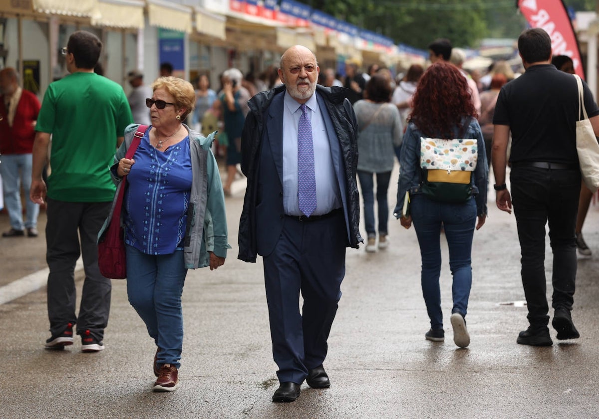 José Félix Tezanos, presidente del CIS, paseando entre las casetas de la Feria del Libro