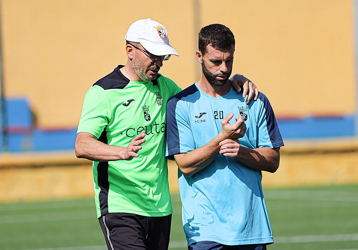El entrenador José Juan Romero conversa con el delantero Rodri Ríos