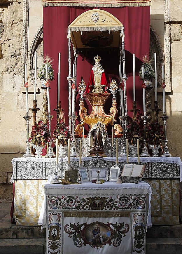 Altar dispuesto por la archicofradía del Carmen de San Cayetano