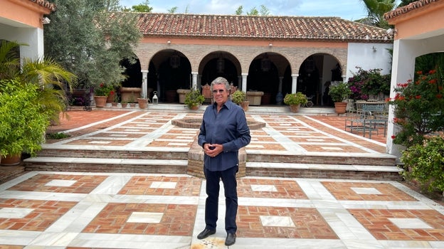 Philippe Valère posa en el patio andaluz de su casa de Marbella