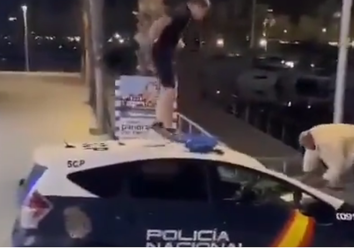 Captura del vídeo que se grabaron un par de jóvenes saltando sobre un coche policial en Alicante