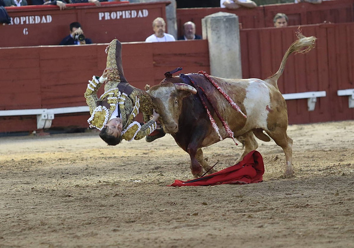Instantes dramáticos con Roca Rey colgado del pitón de Guitarra, un berrendo en colorado de Alcurrucén