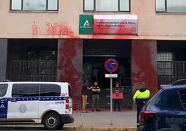La bronca en Doñana pasa de los insultos del Gobierno al vandalismo contra la Junta de Andalucía