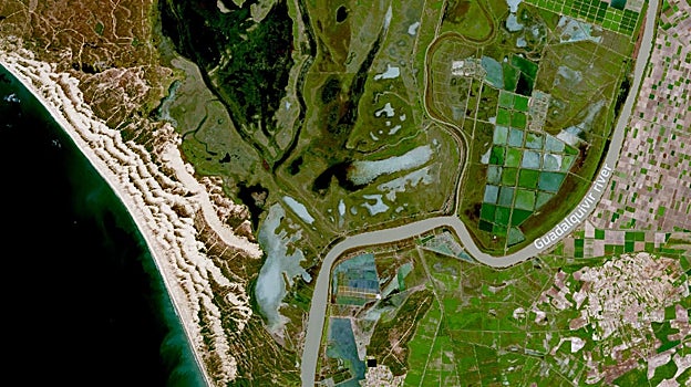 Imagen antes - Estas imágenes, adquiridas por los satélites Copernicus Sentinel-2 el 12 de marzo de 2021 (izquierda) y el 2 de marzo de 2022 (derecha), muestran los efectos de la sequía en curso en el Parque Nacional de Doñana en Andalucía, sur de España. La imagen de la izquierda muestra claramente la vegetación local en plena floración en 2021. La imagen de la derecha, en cambio, muestra la misma zona un año después, con una visible falta de agua y de vegetación en las marismas, como consecuencia de las insuficientes precipitaciones invernales