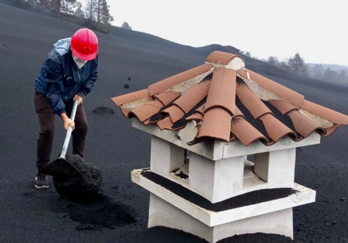 Vicente Leal desentierra su casa, una de las más cercanas al volcán