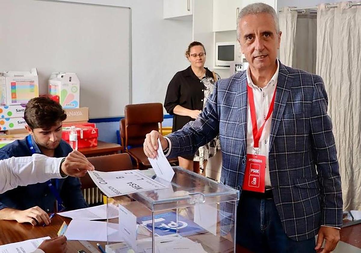El alcalde de Lucena, votando en las últimas municipales