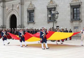 Cambio de guardia e izado de la bandera de España en el Alcázar de Toledo