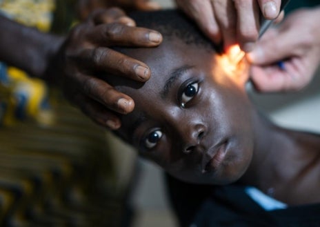 Imagen secundaria 1 - Trabajo de la ONG con niños sordos en Foso, África